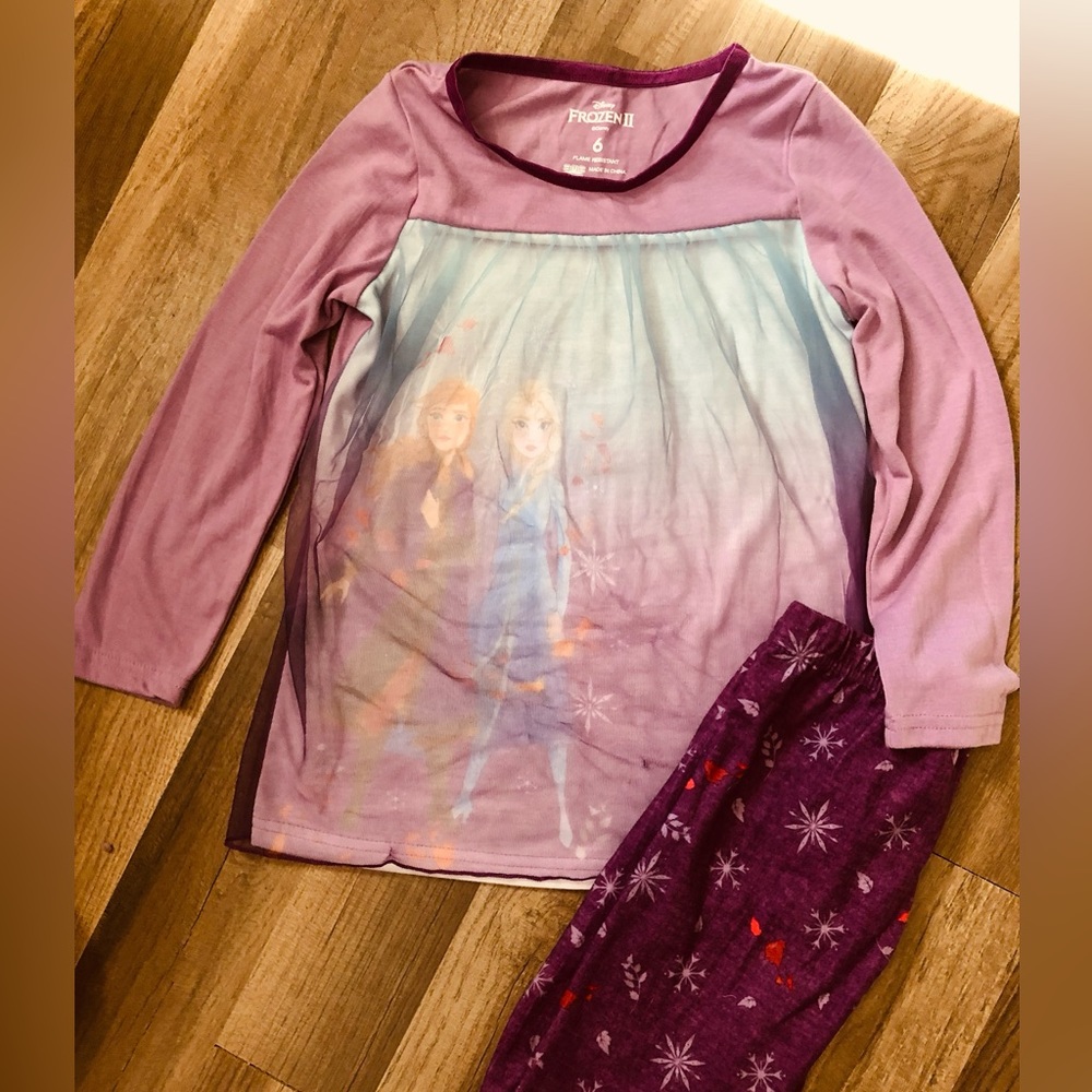 New Without Tags Girls size 6 Disney Pajama set.
